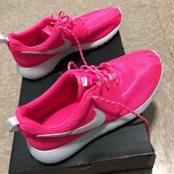 Nike Pink Roshe Running Shoe Size 5Y - Picture 3 of 6